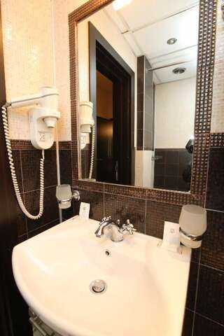 Отель Отель& Ресторан Дом София Небольшой двухместный номер с 2 отдельными кроватями-6