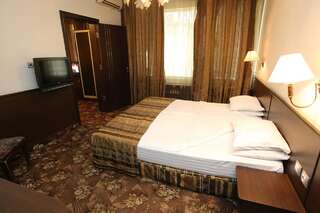 Отель Отель& Ресторан Дом София Люкс с 2 спальнями-1